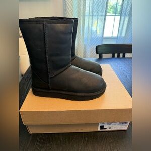 Ugg black leather classic short - BRAND NEW